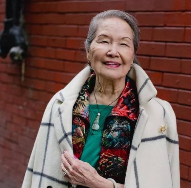 火龙果的温暖,95后孙女给75岁奶奶染发的故事