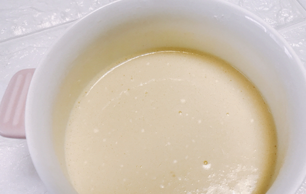 4,平底锅刷油,将面糊倒入锅中,小火摊制成蛋饼.