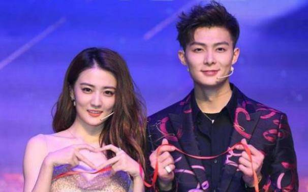 徐璐与张铭恩大家都比较熟悉,早前在综艺《女儿们的恋爱》中狂撒狗粮