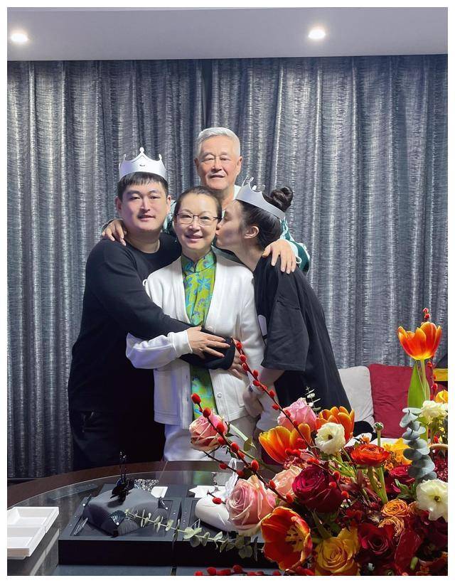 赵本山女儿产子,球球身材神速恢复,儿子如出父母之手