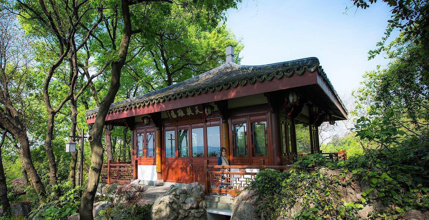 原名报恩寺,到了明朝更名为万松书院,是明清两个时期杭州地区规模最大