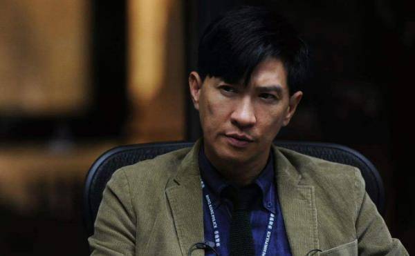 揭秘1995年,张家辉见关咏荷家长后,立马独自远走南非之谜!