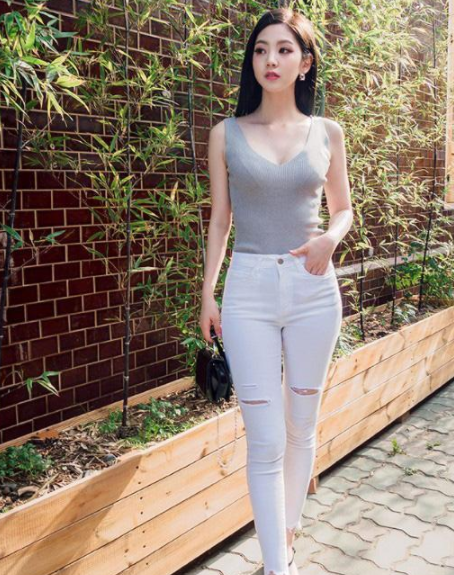 百看不厌的牛仔裤美女,身材曼妙妩媚,活力满满!_时尚_气质_显得