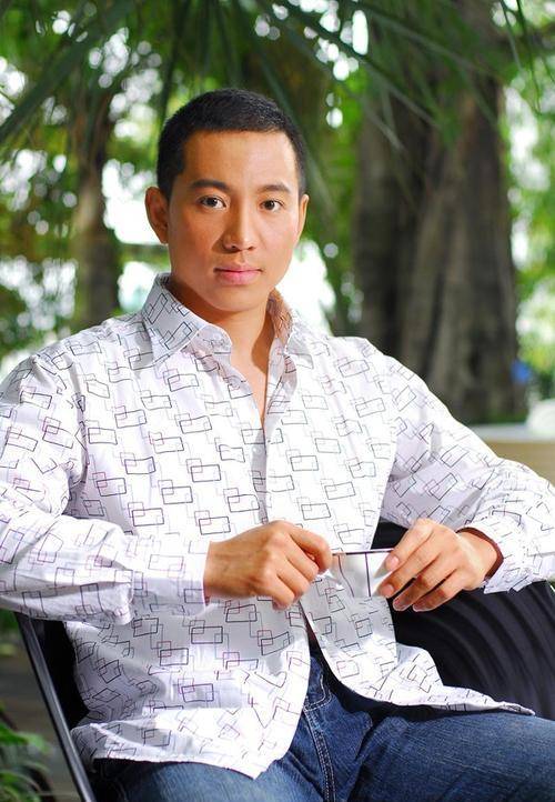 谷智鑫拍戏坠马成瘫痪,女友放弃事业尽心照顾,如今现状怎么样?