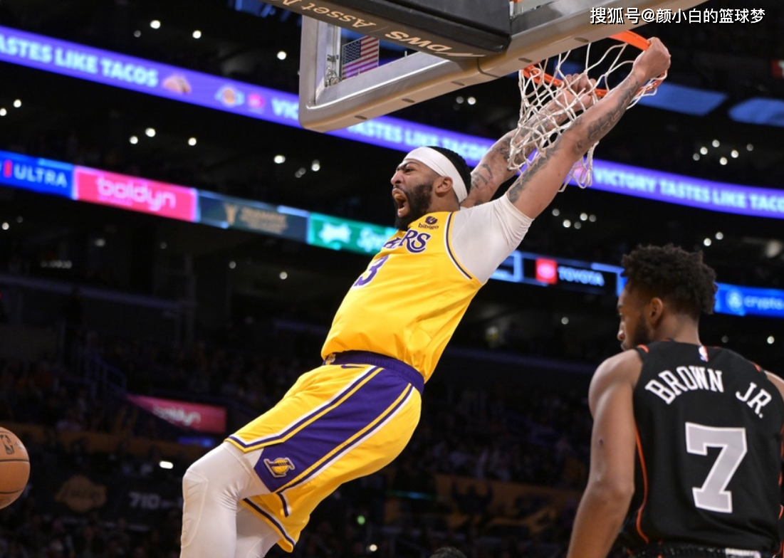 末节米尔顿篮下补篮,詹姆斯三分来一个,艾维后仰跳投,詹姆斯logo