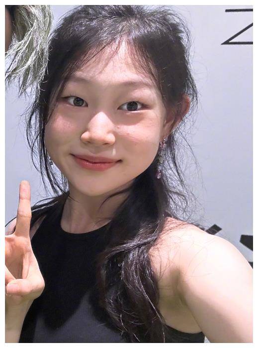 小沈阳17岁女儿沈佳润整容变美,妆发精致高级,脸超!