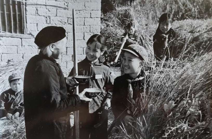 上世纪六十年代老照片:大家都在学习雷锋_历史_老奶奶_网友