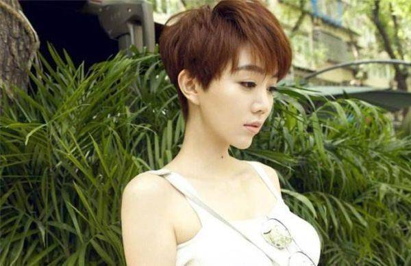 姜妍无疑是众多男明星心目中的理想女友,因为她长相美丽,身材匀称