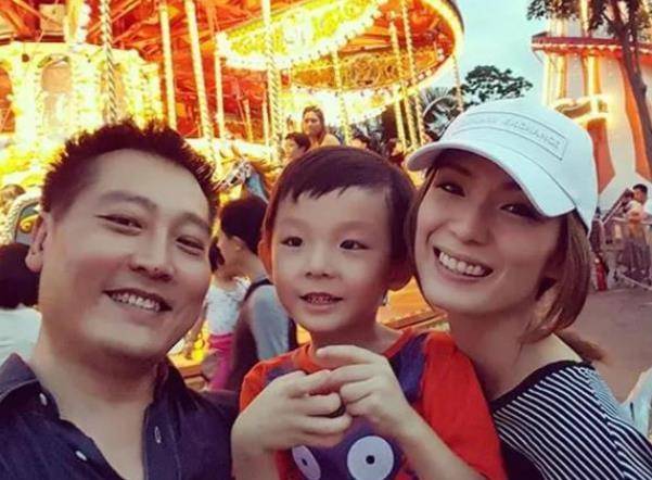 婚后生育一个孩子,并且在丈夫帮助下,生活也渐渐的步入了正轨,过起了