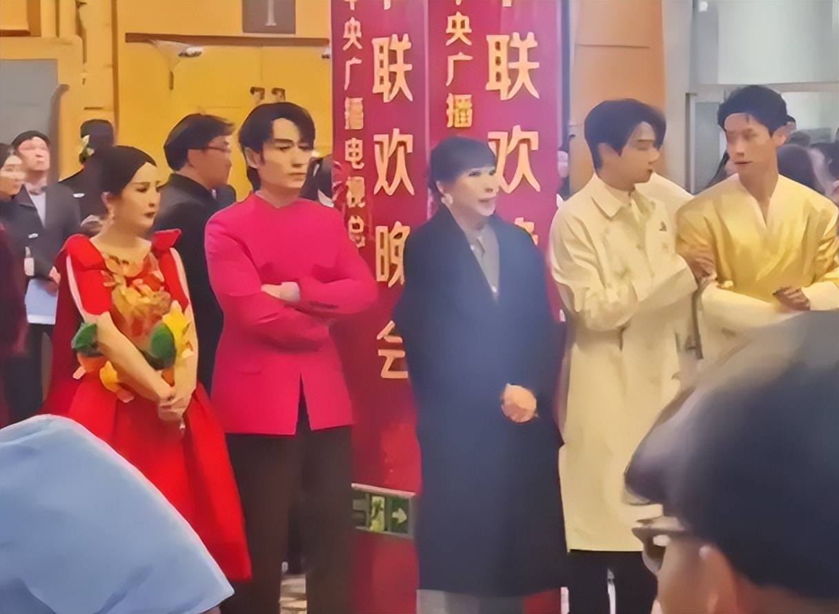 魏大勋桃花朵朵开:春晚舞台被杨幂偷瞄,男方疑似跟!