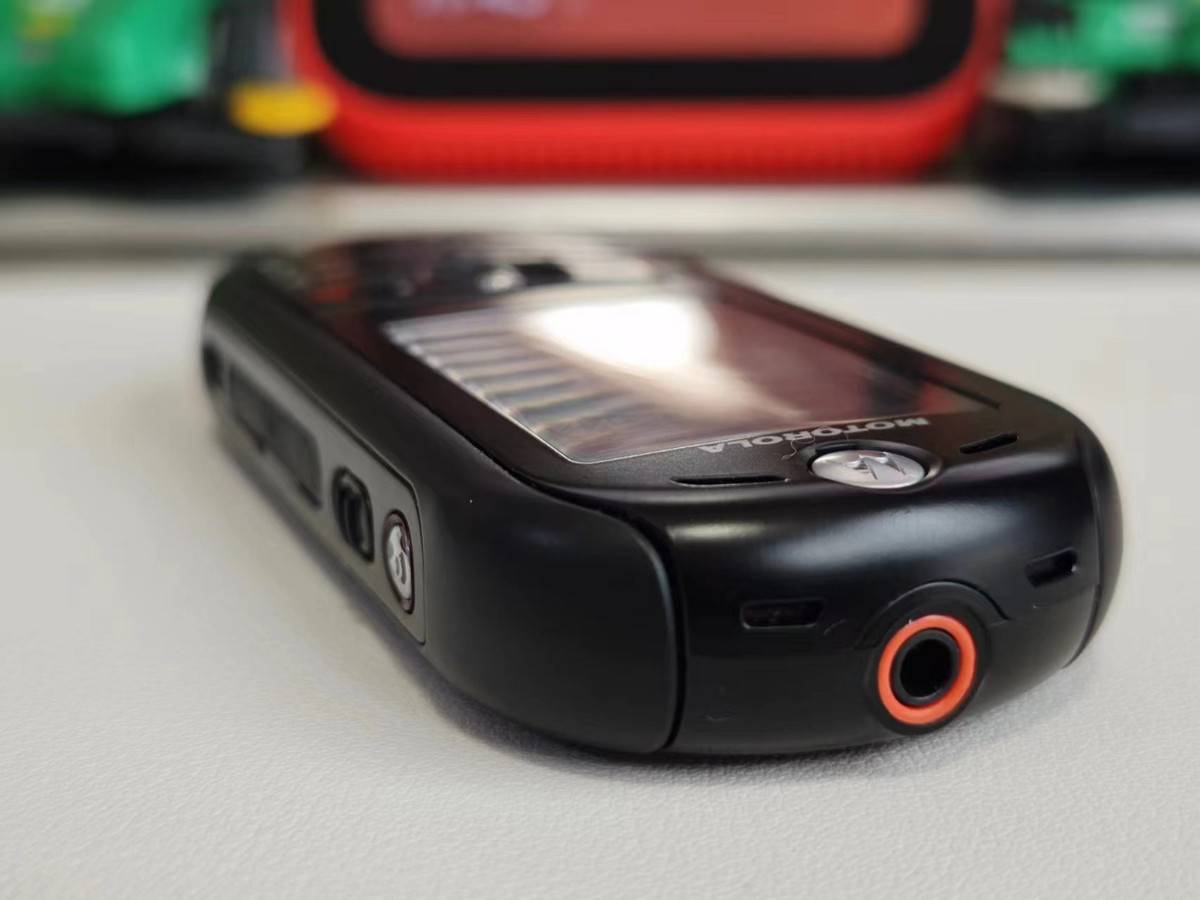 5mm耳机接口,插着耳机放在牛仔裤里很贴身.