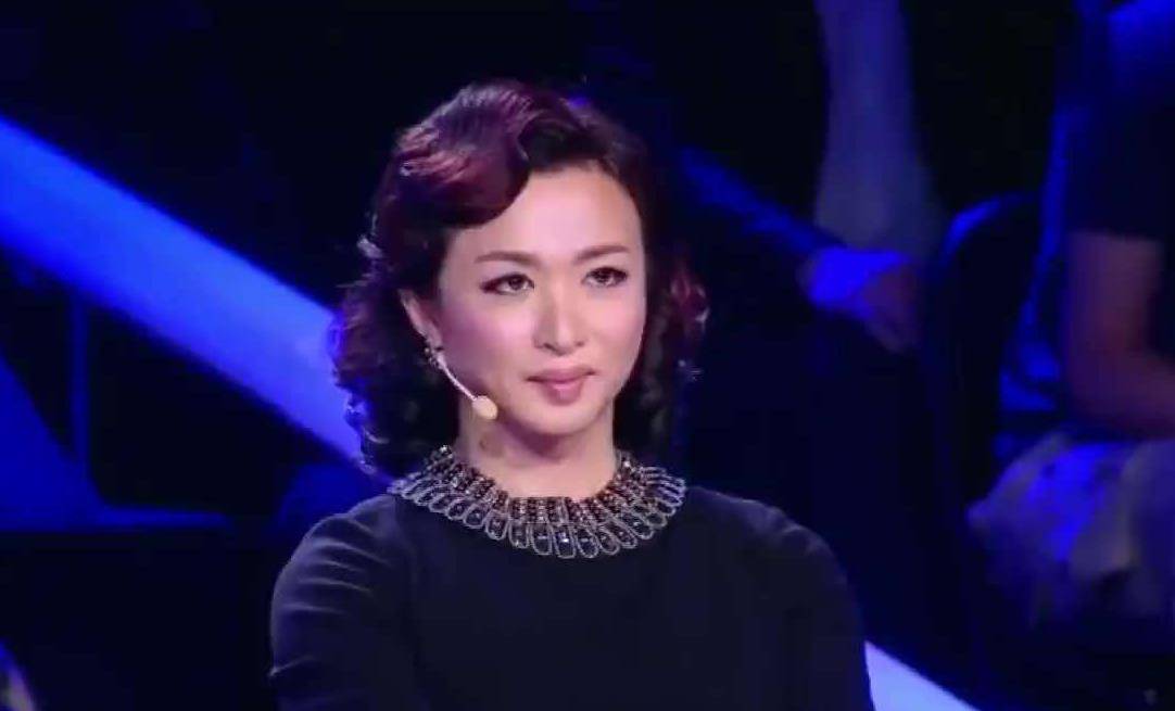 2017年,当时陈小春和金星,杨丽萍一起担任《舞林大会》的