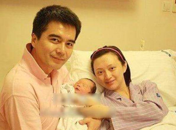 尽管当时妻子气的差点心脏病发作,但是许亚军对妻子却不管不顾.