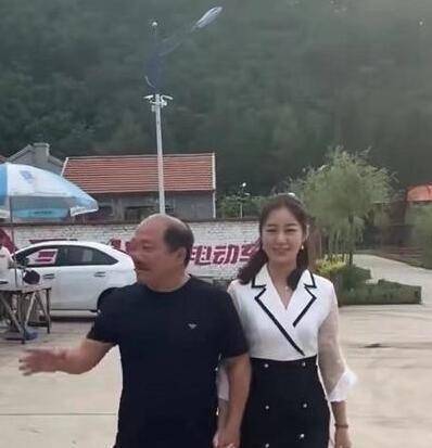 有种"膨胀"叫谢广坤,与儿媳王小蒙牵手,满脸笑容像"新婚夫妻"_观众_剧
