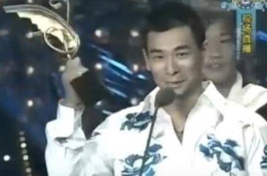 15年前的赵文卓为刘德华颁奖,竟无人上台领奖,有没有人代领下?