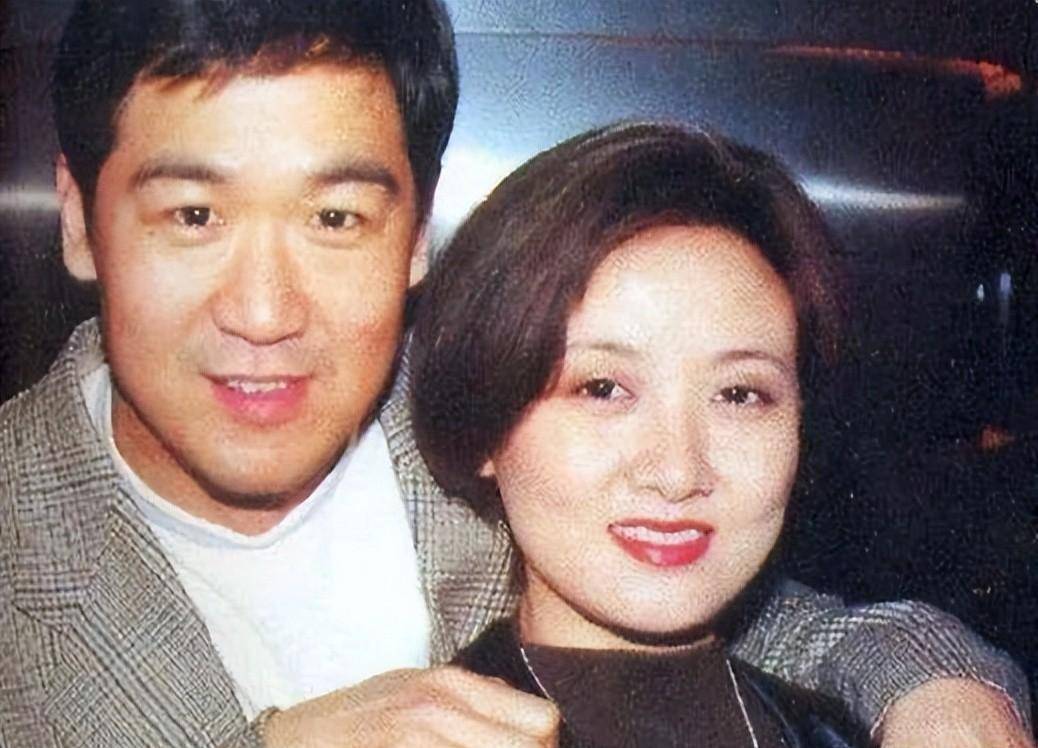 馮小剛這邊剛與妻子離婚,就宣佈了與徐帆正式結為夫妻.