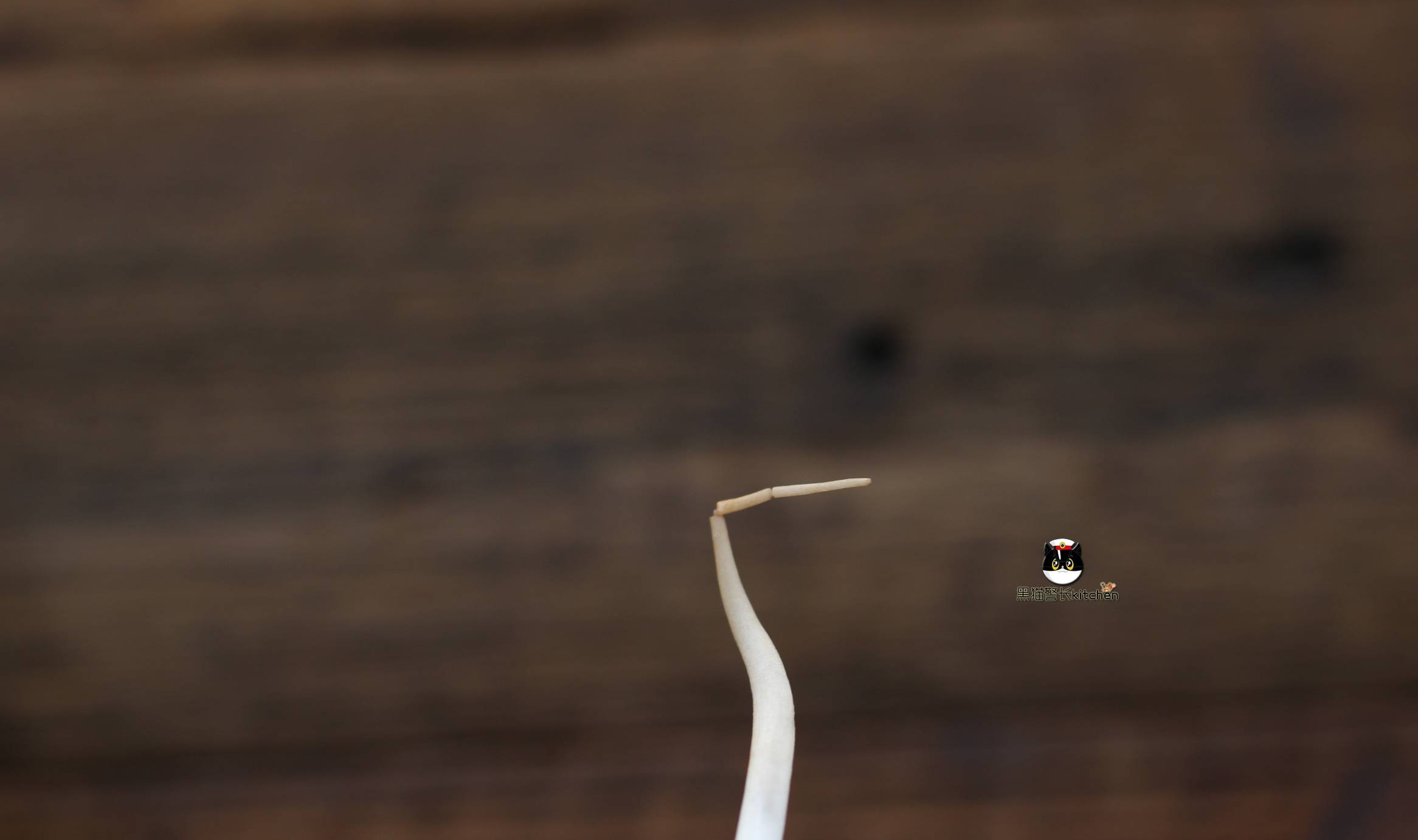 韭菜同样需要浸泡清洗几遍,然后切成段备用.4.春天可是吃韭菜的季节.