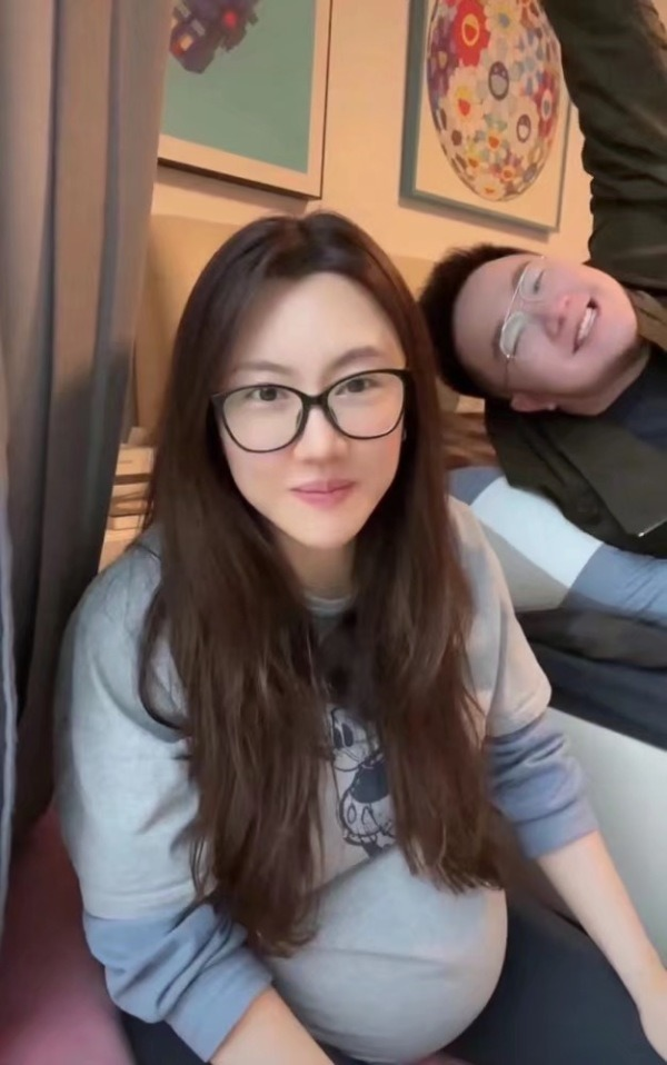 宋丹丹儿媳王博谷:嫁小7岁巴图生两子,和婆婆情如姐妹