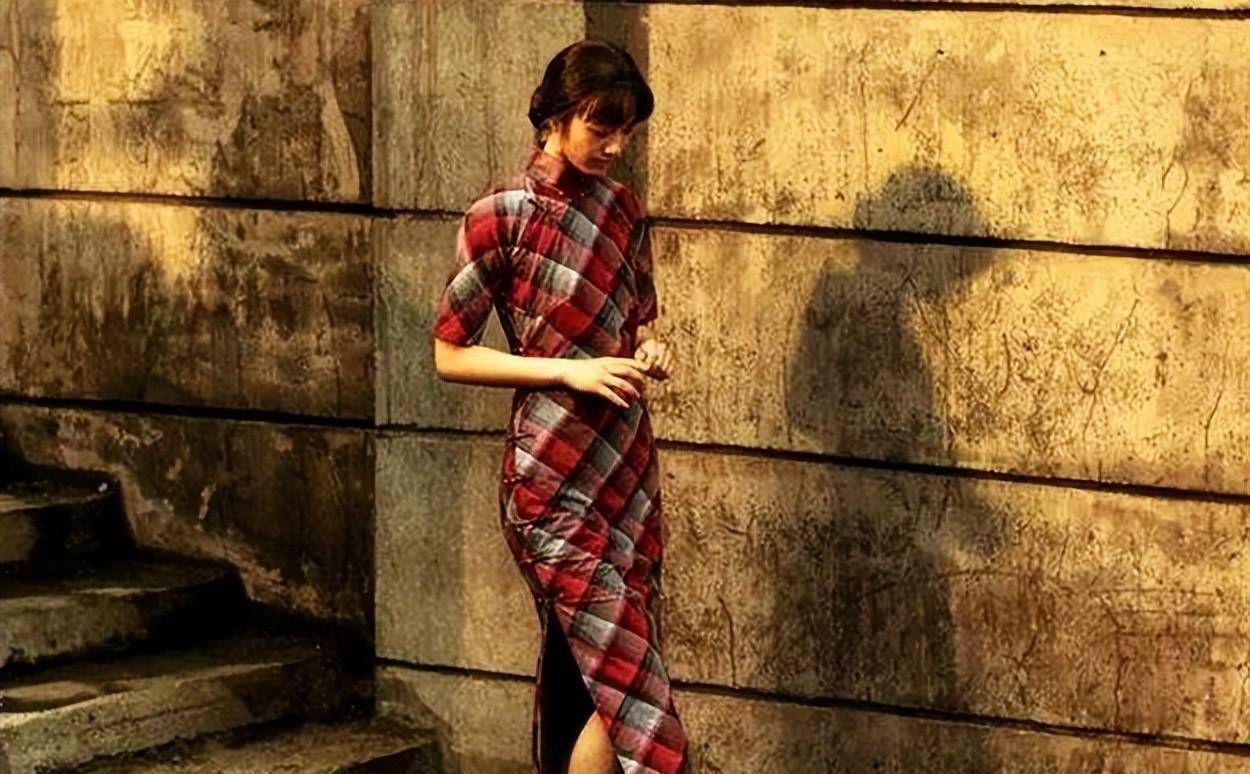 这身棉布旗袍,让"王佳芝"走出风尘落入文坛,一眼看去,只觉得飘飘乎如