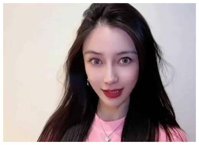 angelababy,原名杨颖,1989年出生于上海,是中国内地著名的影视演员和