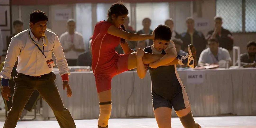 一直和男孩摸爬滚打的吉塔,面对强壮的少年组女选手