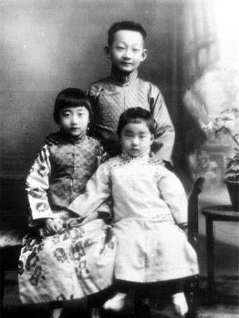 郭布罗·润麒,1912年7月8日生于北京地安门外帽儿胡同的容府,满洲正