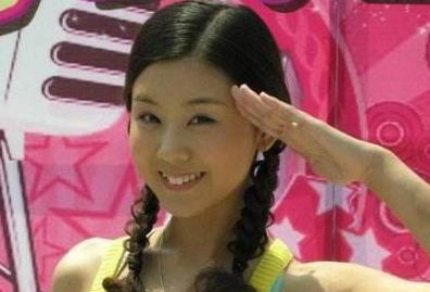 之养母》这部电视剧,李小萌在剧中扮演了一个做尽坏事的叛逆少女