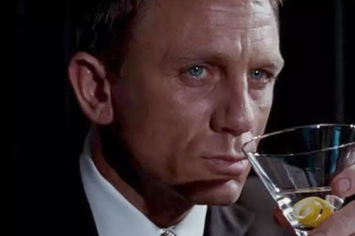 这一句是007电影中,邦德的经典佳句."adrymartini,shaken,notstirred!