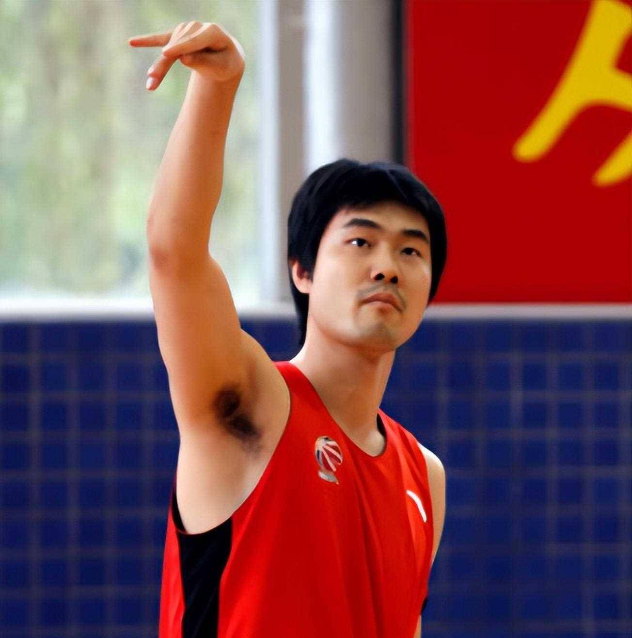 "关键先生"王仕鹏:娶海归娇妻生一子,如今和易建联一_