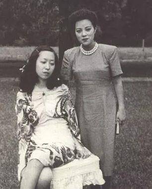 她被称为民国"文妓",因生女儿被丈夫抛弃,晚年被下放
