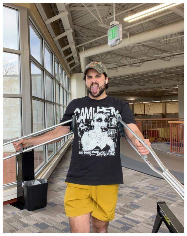 jack falahee是因在2014年出演abc电视剧《逍遥法外》而走红的.