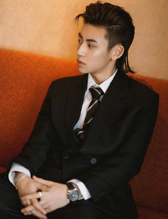 胡一天五官硬朗