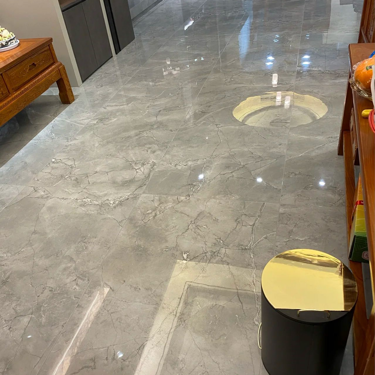 客厅地面铺抛光砖还是抛釉砖好?选对了,大气又好看!