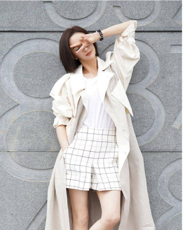 佟丽娅也放开了,穿泡泡袖波点"时尚裙"秀事业线,皮肤