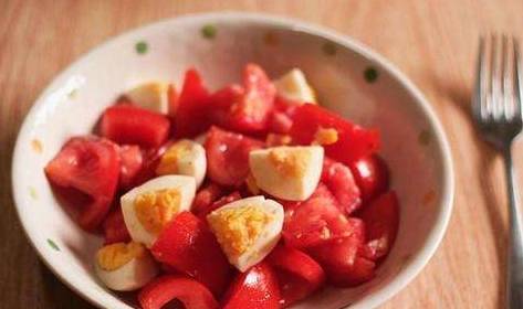 西红柿中的茄红素可以降低热量摄取,减少脂肪积累,并补充多种维生素