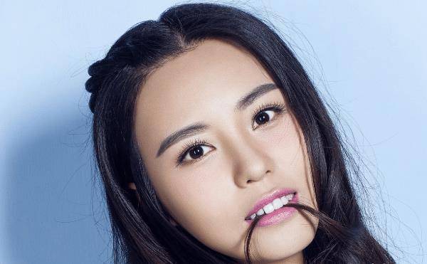 出生于1992年的熊梓菱,既是歌手又是演员,还做过制片