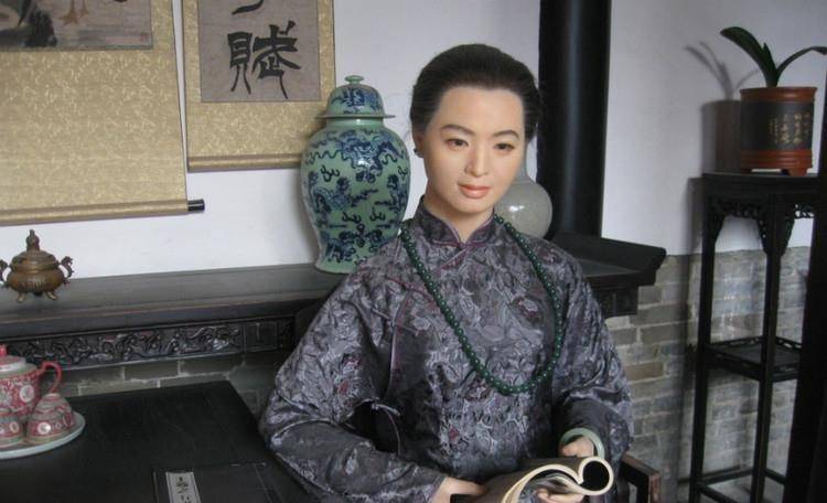 刘青霞是官宦人家的千金,她的父亲是清朝两广巡抚马丕瑶.