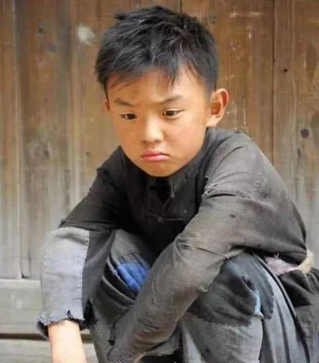 7岁出道出演50多部戏,搭档易烊千玺仍不温不火,如今帅到不敢认_郑伟