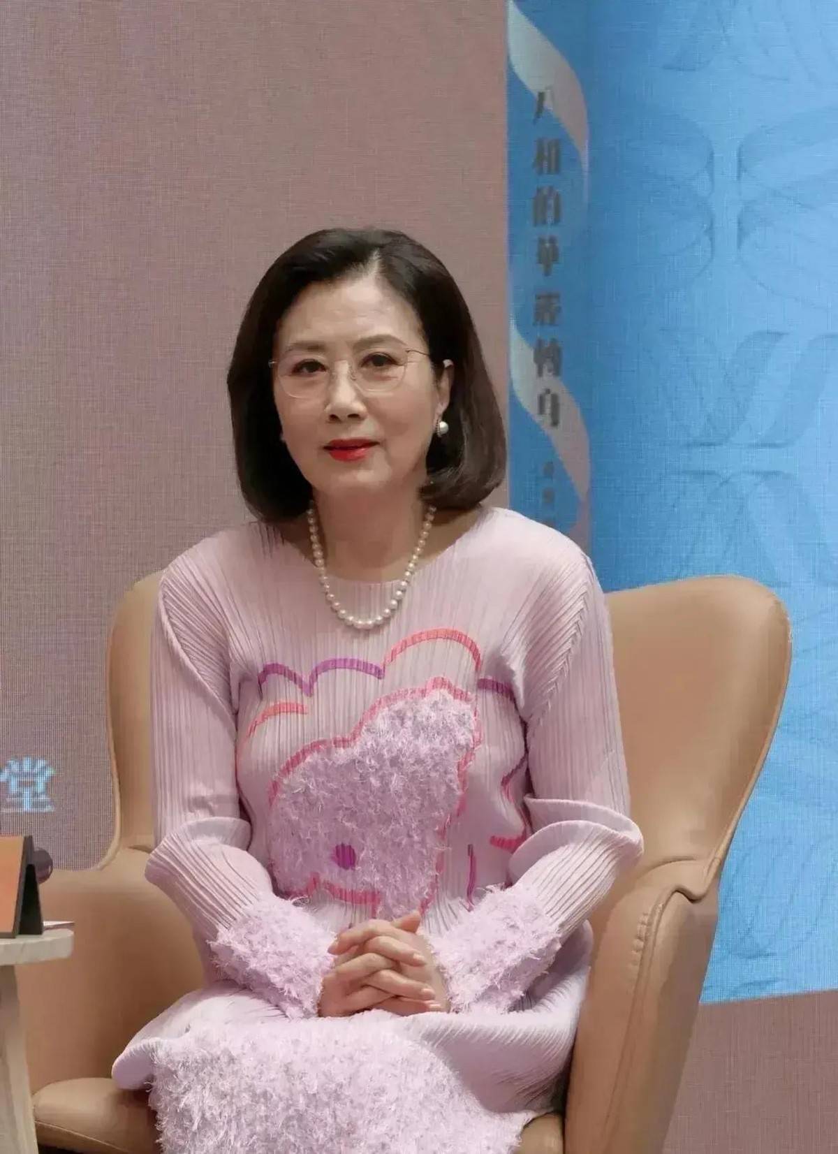 希望我们每一个人都能像刘嘉玲,赵雅芝和汪明荃那样,勇敢绽放自我