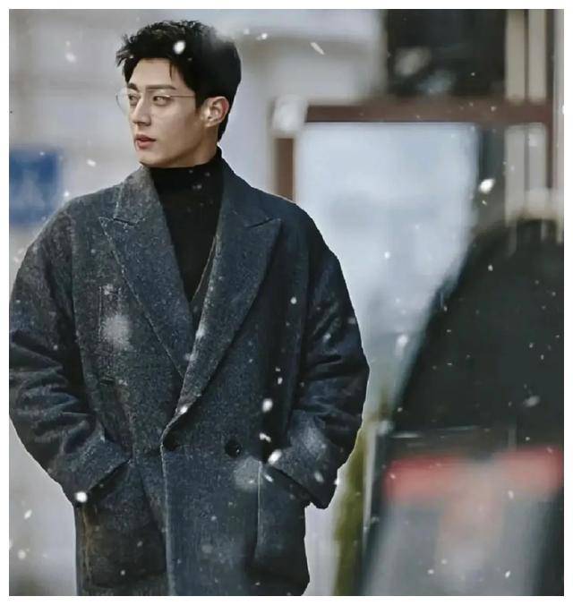 林亦扬的发小吴魏由董子凡饰演,身高182cm,带着眼镜笑起来阳光自然.