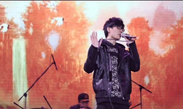 许嵩也算是陪伴了很多人的青春,现在有些歌迷都已经为人父母了,相信