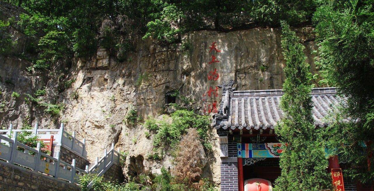 长达120余米,顾名思义,它的外形看起来就像是牛角,上部如同磐石般坚硬