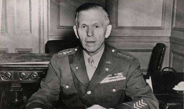 《长津湖》里的美军第十军军长,到前线视察时不禁掩面