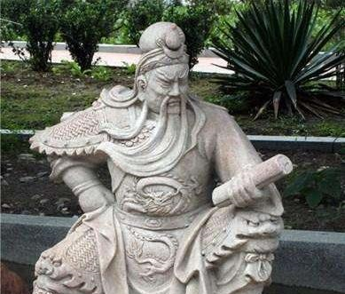 为什么我们看到的关公雕像总是眯着眼睛,原来是这样的_关羽_庙宇_神像