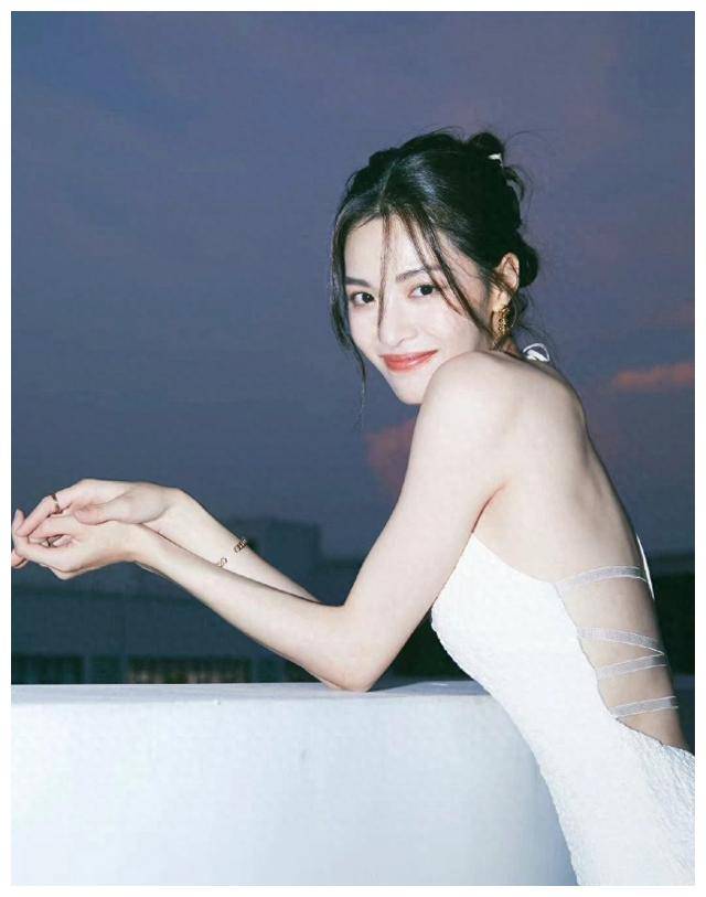 女神钟楚曦和男神终于公开恋情!甜蜜合照秀恩爱,颜值