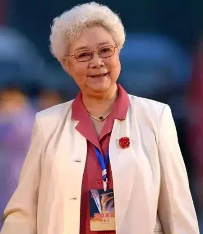 96岁演员田华近况曝光:78岁鲍国安含泪叫老娘,感人画面温馨!