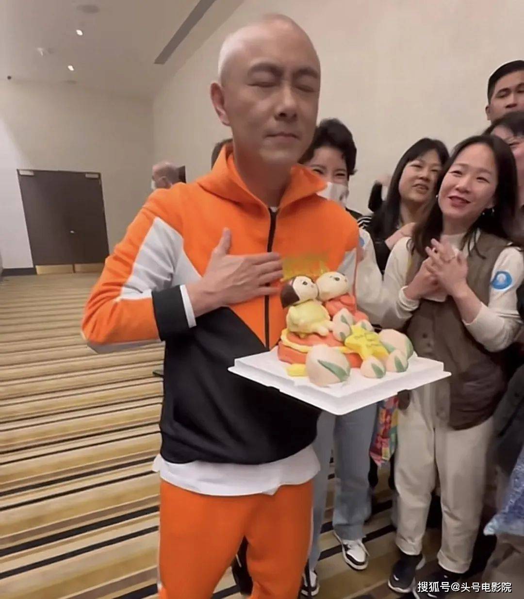 春节期间,张卫健在澳门举办演唱会,粉丝还抽空帮他补过生日.