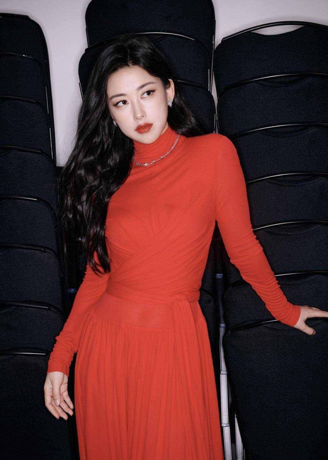 总的来说,这些明星的服饰展示出了他们对新年的期待和热爱,也反映出