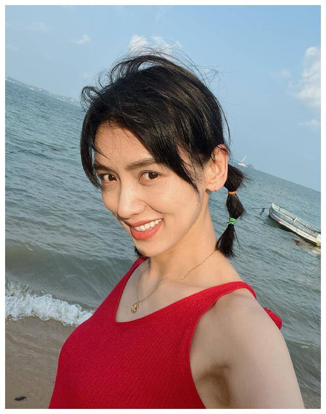 几天前,港媒报道了刘恺威接他和杨幂的10岁女儿刘苡馨放学的画面.