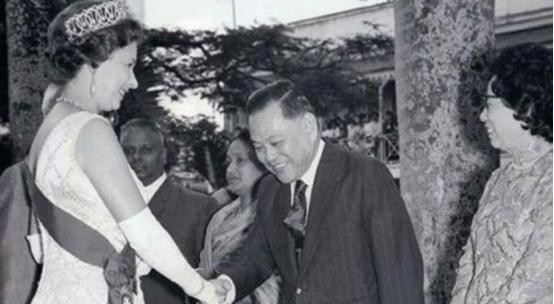 1991年,朱梅麟去世之后,毛里求斯方决定将朱梅麟的照片印在钱币上